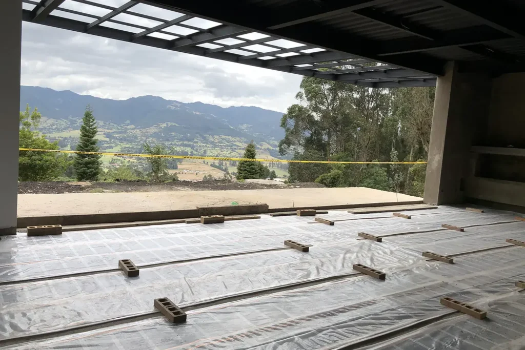 Antes: instalación de piso radiante durante la obra