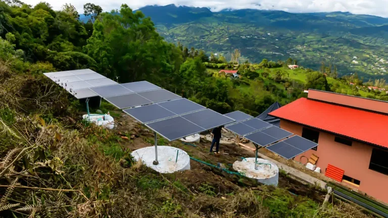 Paneles solares fotovoltaicos en un paisaje de montaña