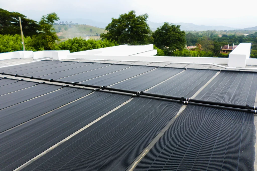 Colectores solares para climatización de piscinas instalados sobre una cubierta
