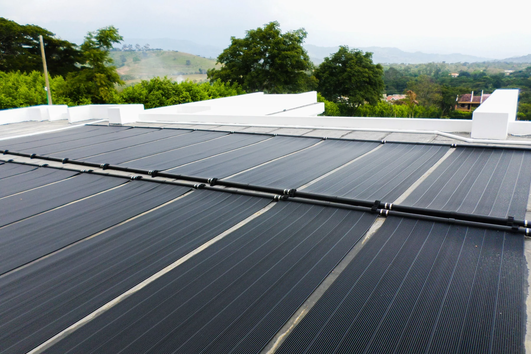 Colectores solares para climatización de piscinas instalados sobre una cubierta